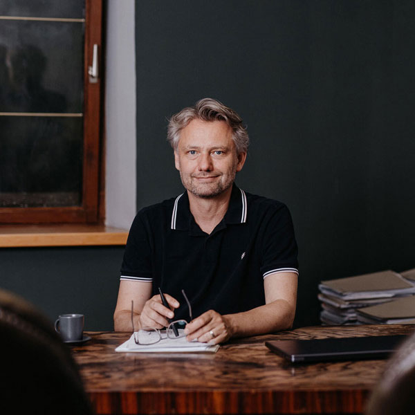 Dr. Stefan Stastny an seinem Schreibtisch